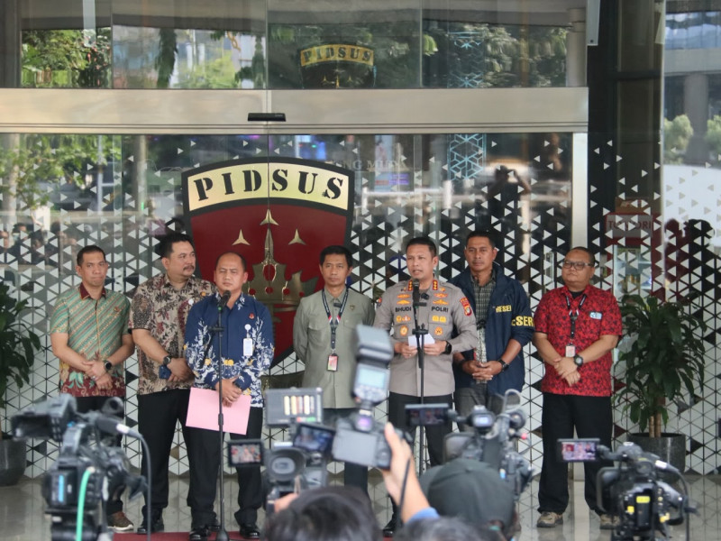 Polri Serahkan Tersangka dan Barang Bukti Perkara Dugaan Korupsi kepada Kejaksaan Agung