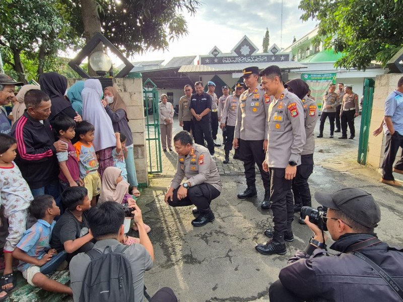 Program Bang Jasri dan Pembagian Takjil di Bekasi Utara, Polri Ajak Masyarakat Wujudkan Lingkungan Bersih dan Humanis