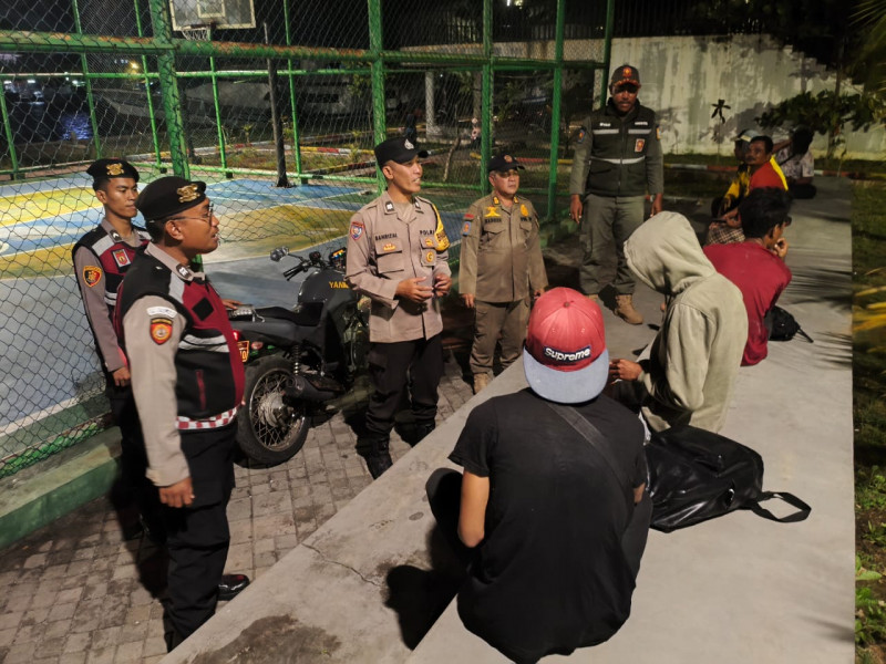 Patroli Malam Gabungan TNI-Polri dan Instansi Terkait, Polsek Kepulauan Seribu Utara Perkuat Siskamling dan Sosialisasikan Layanan 110