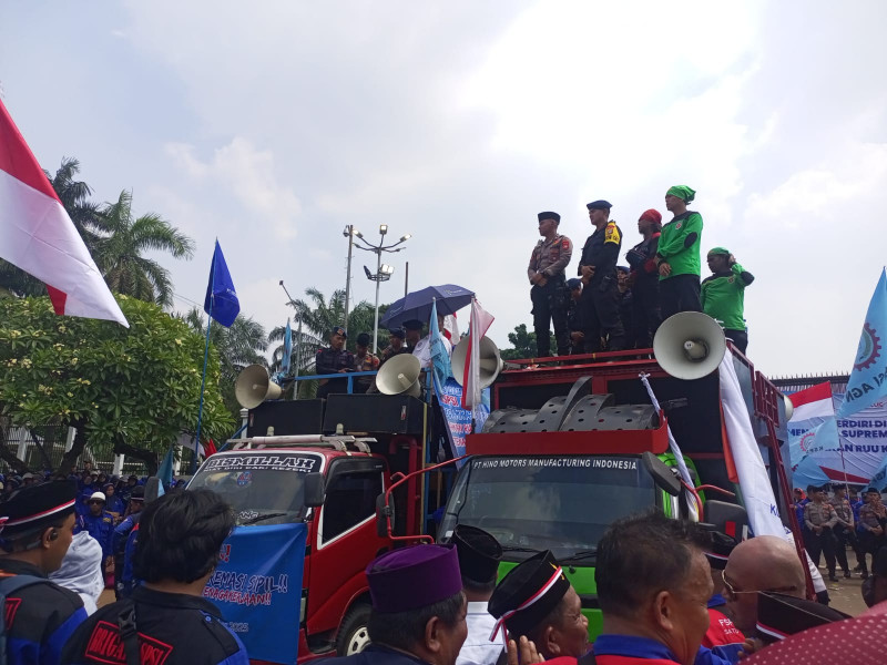 Sholawat : Buruh dan Polisi Gelar Doa Bersama di Tengah Penyampaian Pendapat