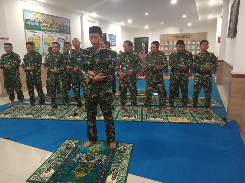 Personel Pangkalan TNI AL Bandung Gelar Sholat Ghaib, Zikir, dan Doa Bersama Untuk Korban Longsor di Kabupaten Bandung Barat