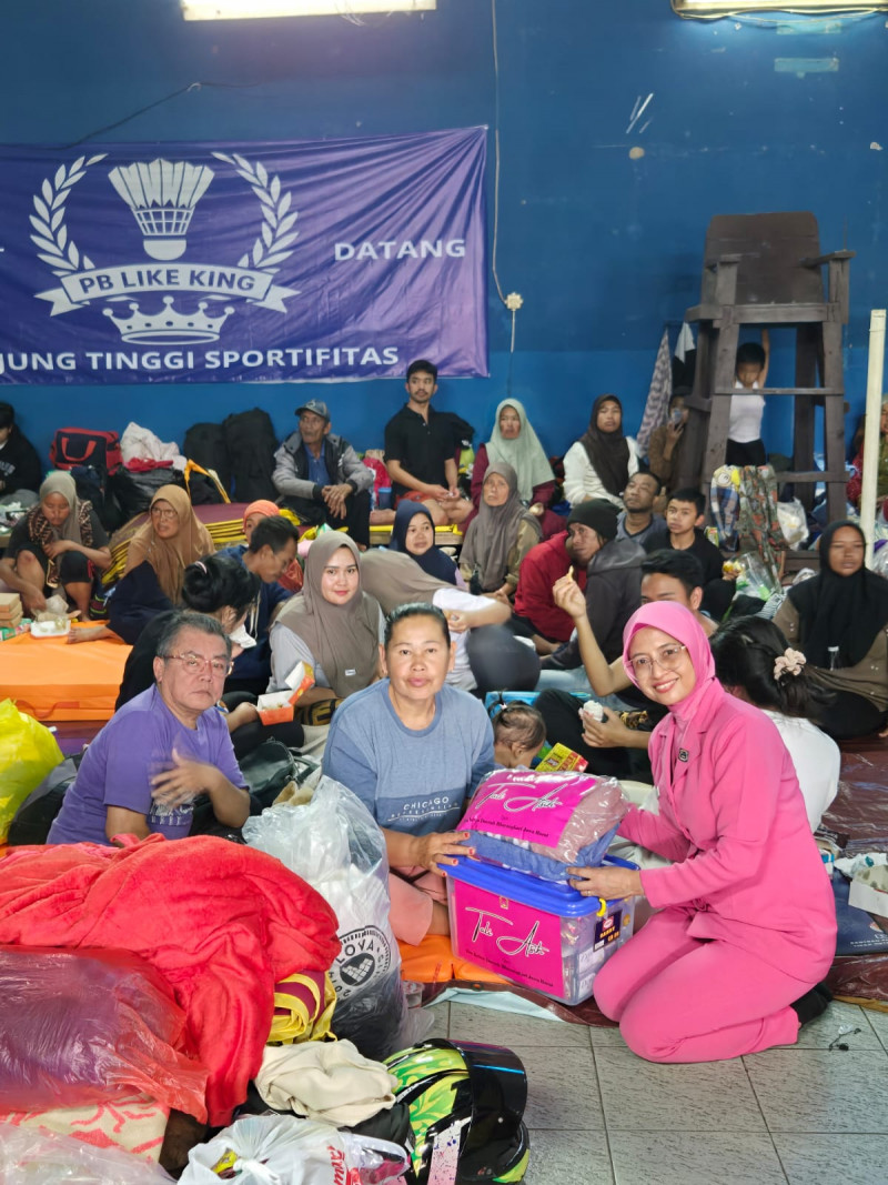Ketua Bhayangkari Daerah Jawa Barat Salurkan Bantuan untuk Korban Longsor dan Banjir Bandang di  Desa Pasirlangu KBB