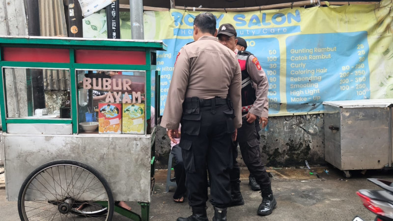 Polisi Hadir di Tengah Warga, Patroli Jalan Kaki Polsek Pademangan Ciptakan Rasa Aman