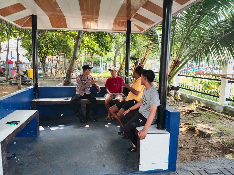 Bhabinkamtibmas Pulau Kelapa Sambangi Warga, Sosialisasikan Layanan Polri 110 dan Perkuat Kamtibmas