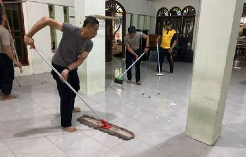 Pasca Olah TKP, Polres Metro Jakarta Utara Bersihkan Masjid SMAN 72 Kelapa Gading untuk Pulihkan Kondisi dan Hilangkan Traumatis Warga Sekolah
