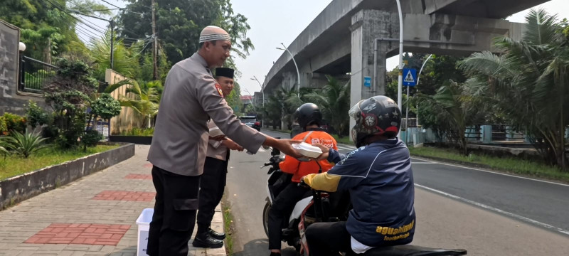 Polsek Kelapa Gading Gelar Jumat Peduli, Bagikan 50 Nasi Kotak untuk Ojol dan Warga