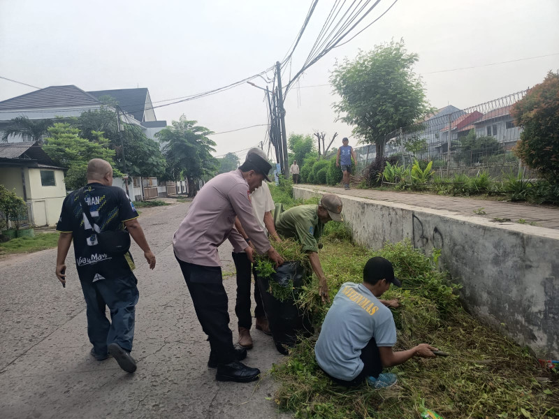 Bhabinkamtibmas Bekasi Barat Pimpin Sabtu Bersih, Warga Kompak Bersihkan Jalan Bougenville