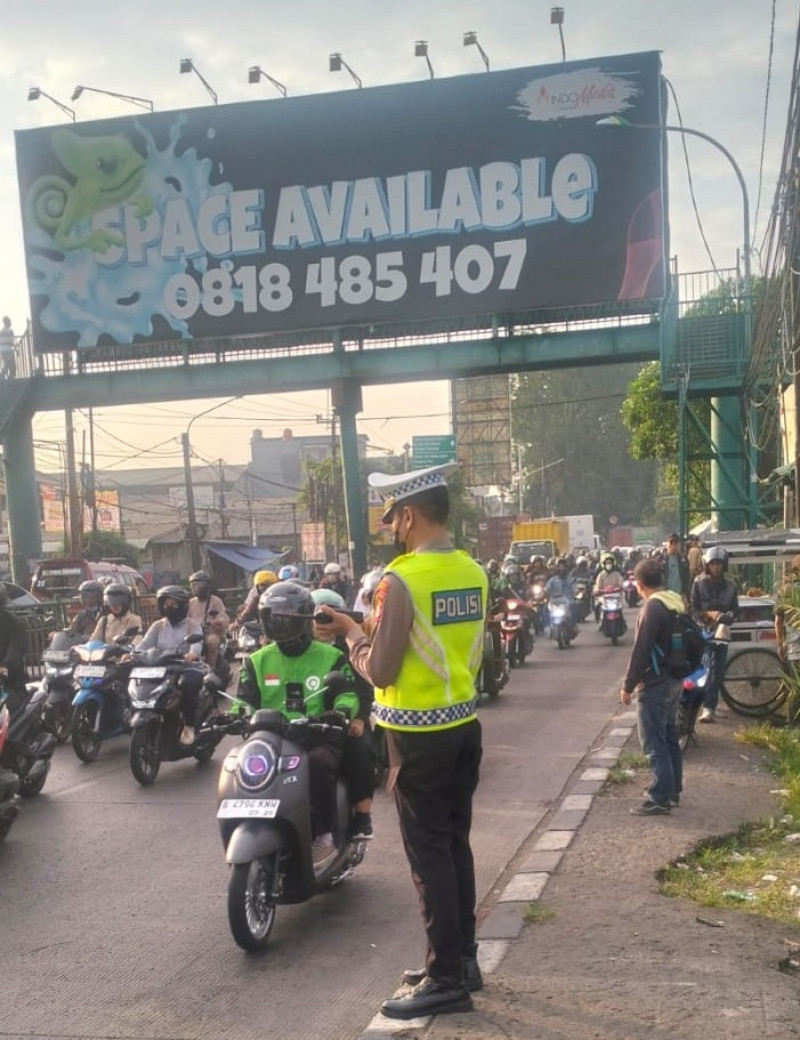 Polsek Bekasi Barat Atur Lalu Lintas Pagi, Arus Padat Tetap Lancar