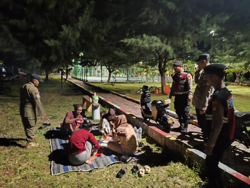 Sinergitas TNI–Polri Diperkuat, Patroli Malam Gabungan Polsek Kepulauan Seribu Utara Antisipasi Tawuran dan Kejahatan Jalanan