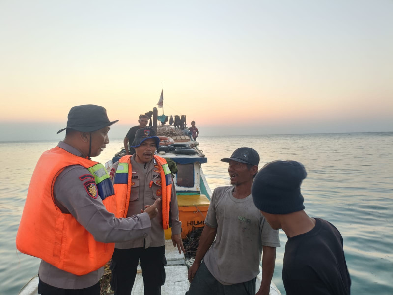 Jakarta On The Spot, Satpolairud Polres Kepulauan Seribu Sambangi Nelayan, Ingatkan Keselamatan Berlayar dan Layanan Polisi 110
