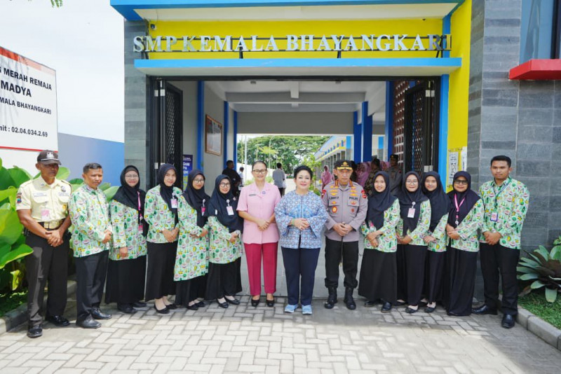 Kapolri Singgung Wujudkan Generasi Emas Usai Tinjau SMP Kemala Bhayangkara Karanganyar