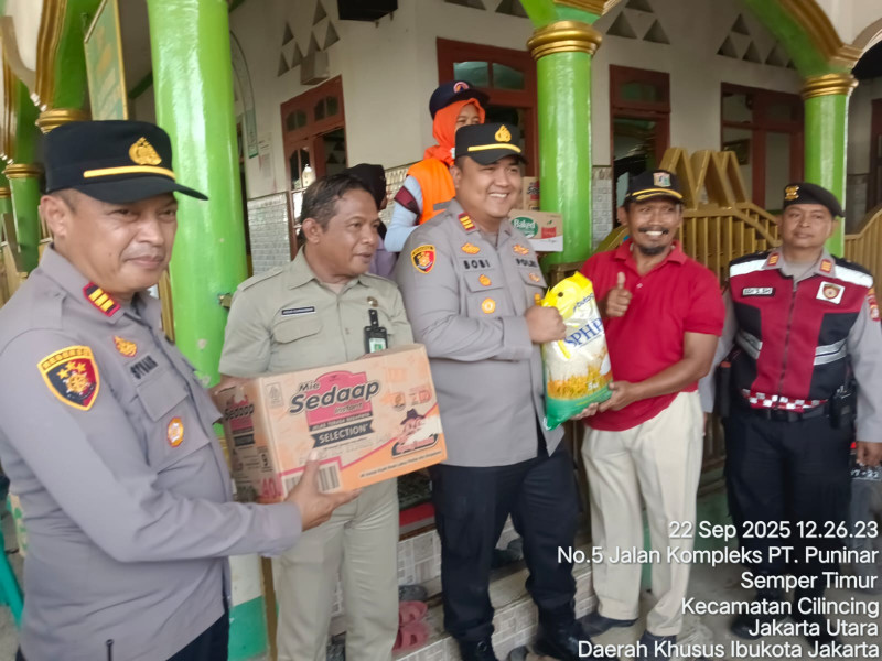 Polres Metro Jakarta Utara Salurkan Bantuan untuk 61 Pengungsi Korban Kebakaran di Semper Timur