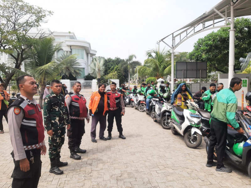 Pengurus Masjid Al Qohhar Bagikan 500 Paket Sembako untuk Pengemudi Ojol di Penjaringan