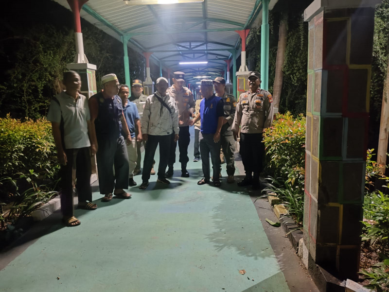 Patroli Malam Ramadhan, Polsek Kepulauan Seribu Selatan Bersama TNI dan Satpol PP Perkuat Siskamling dan Sosialisasikan Layanan 110