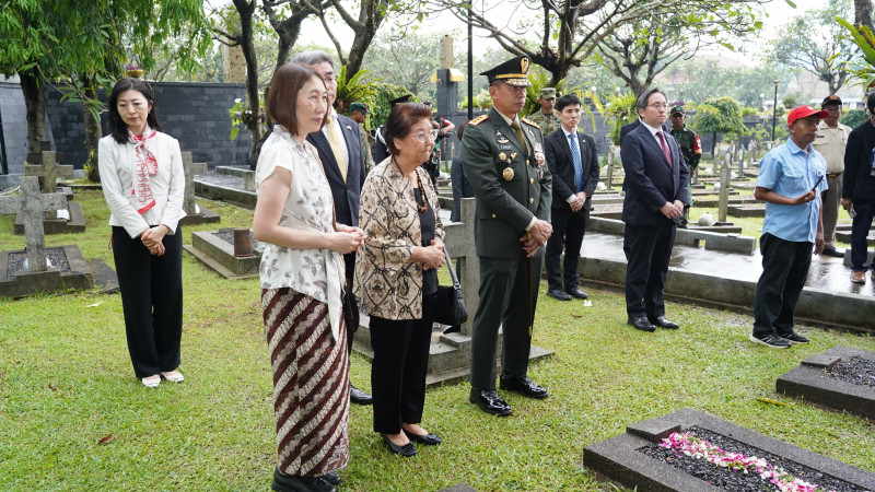 Pangdam Jaya Dampingi Menhan Jepang Ziarah TMPN Kalibata