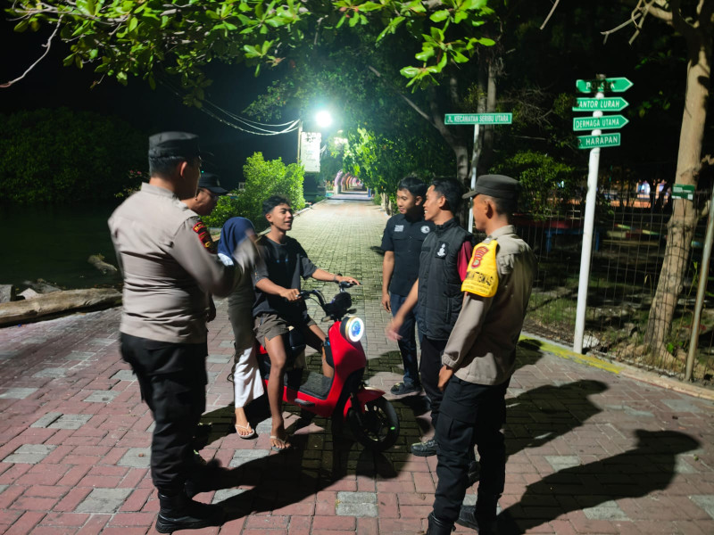 Patroli Malam Jakarta On The Spot, Polsek Kepulauan Seribu Selatan Sampaikan Layanan Polisi 110 Saat Sambangi Warga