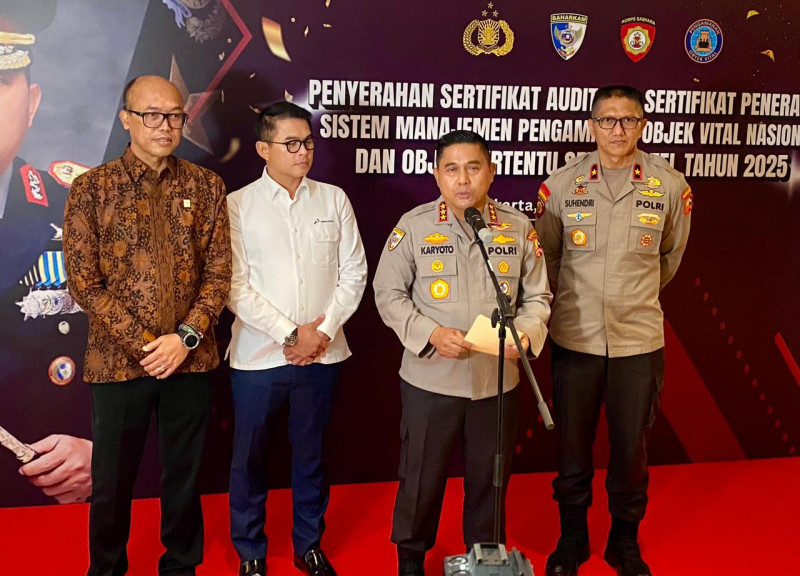 Polri Serahkan Sertifikat Audit Sistem Pengamanan Objek Vital Nasional Tahun 2025