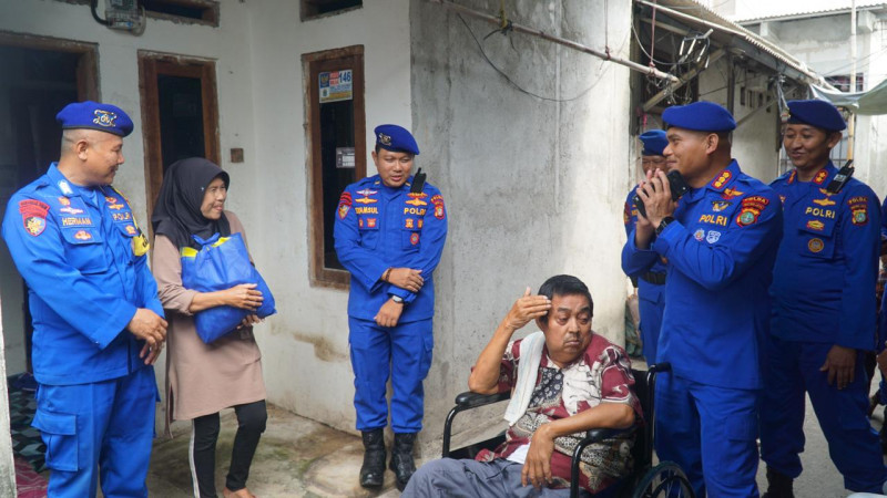 Ditpolairud PMJ Tebar Kepedulian di Pesisir Cilincing, Bantu Warga Stroke Lewat Kursi Roda