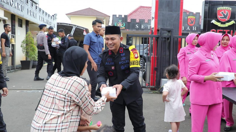 Brimob Polda Metro Jaya Bagi Takjil untuk Warga di Depan Mako Gegana