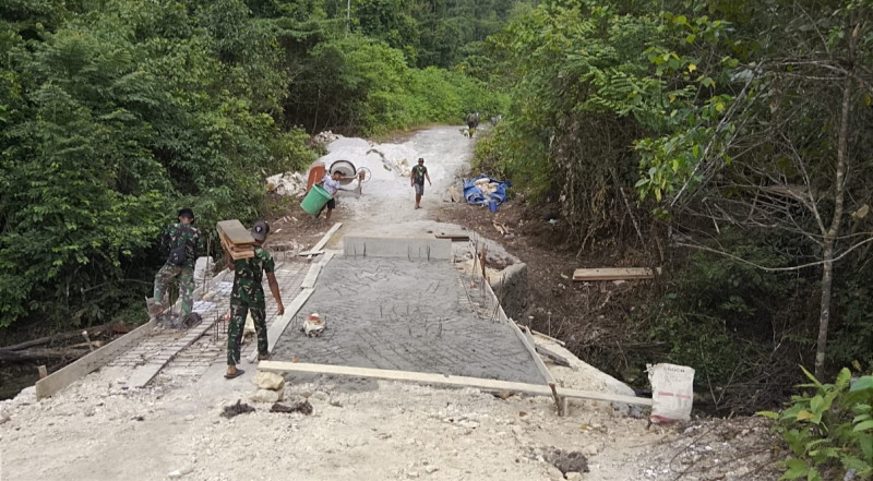 Rehab Jembatan TMMD Ke-129 Pengecoran Bagian Atas Jembatan Hampir Rampung, Akses Masyarakat Kampung Sesor Segera Lebih Aman dan Lancar