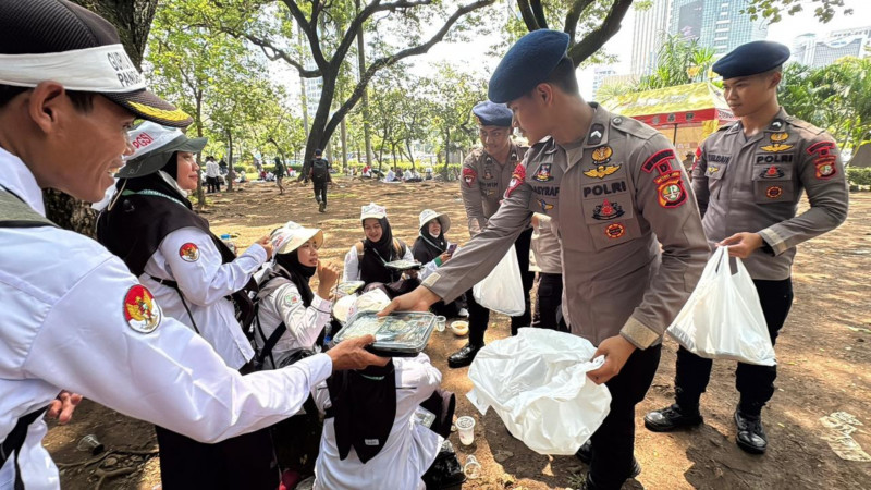 Melayani Aksi Damai Guru, Brimob Polda Metro Jaya Tunjukan Pendekatan Humanis