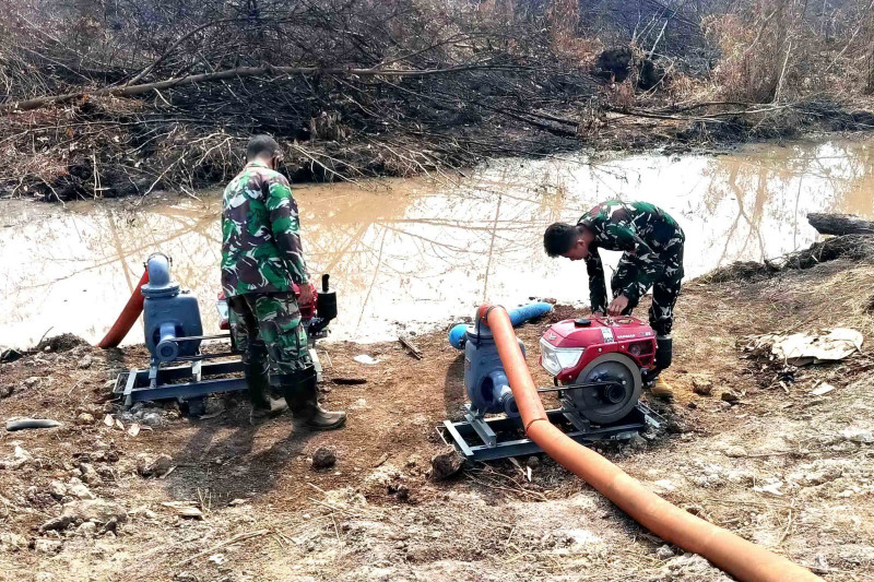 Pastikan Sumber Air Karhutla Tetap Andal, Personel Lanud Sjamsudin Noor Siaga 24 Jam Dukung Kesiapan dan Operasi Penanganan Karhutla