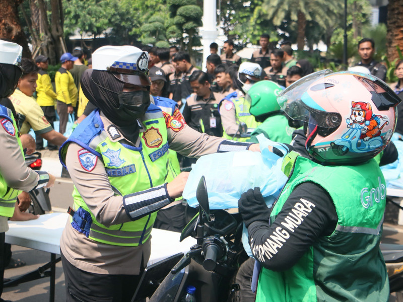 Jumat Peduli, Polda Metro Jaya Pererat Silaturahmi dengan Pengemudi Ojol