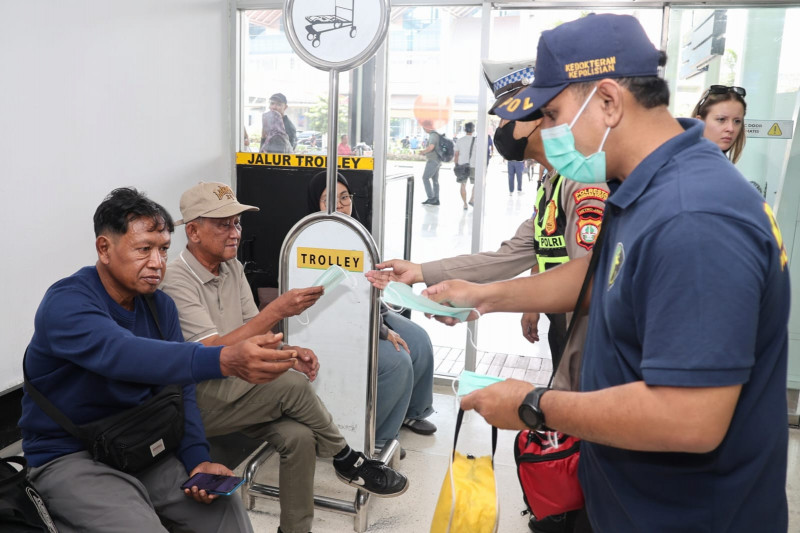 Polisi Beri Layanan Kesehatan dan Bagikan Masker kepada Pengguna Jasa Bandara Soetta