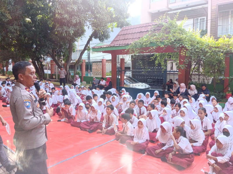 Sat Binmas Polres Metro Jakarta Utara Laksanakan Police Goes To School di SDN 12 Sunter Agung