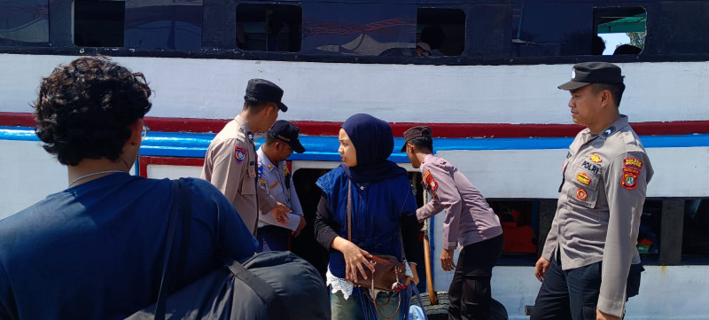 Jakarta On The Spot, Polres Kepulauan Seribu Sosialisasikan Layanan Polisi 110 kepada Wisatawan dan Warga di Dermaga