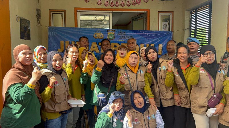 Polsek Koja Bagikan 300 Paket Makanan Bergizi untuk Warga di Kawasan Slum Area