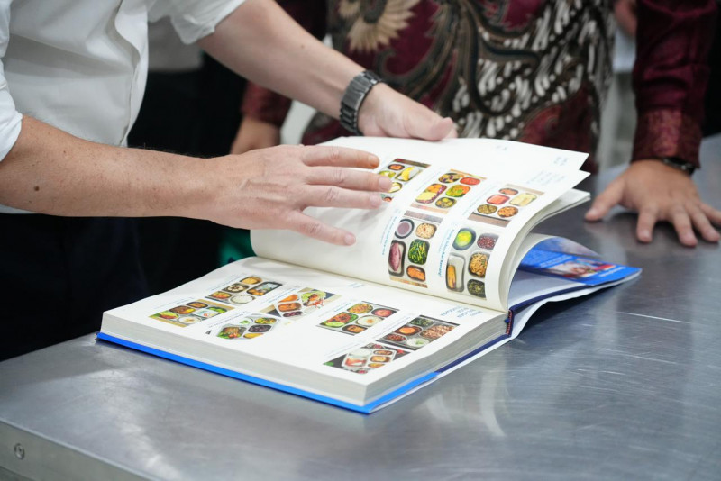 Rasa Bhayangkara Nusantara Diserahkan Kepada Delegasi Prancis, Potret Pengabdian Polri Dukung MBG Berbasis Gizi, Budaya dan Ilmu Pengetahuan