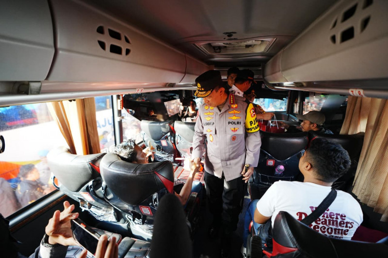 Tinjau Terminal Pulogebang, Kapolri Tekankan Utamakan Keselamatan Penumpang