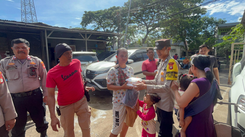 Polsek Koja Gelar Jumat Peduli, Bagikan 300 Paket Makanan Bergizi untuk Warga Tugu Selatan