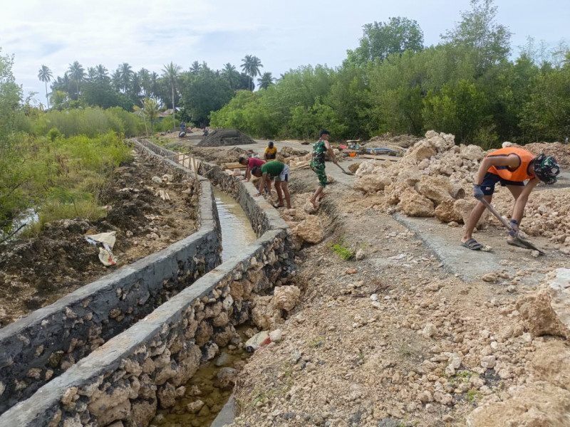 Personel TMMD Ke-127 Kodim 1514/Morotai Lanjutkan Pembuatan Drainase di Desa Gotalamo