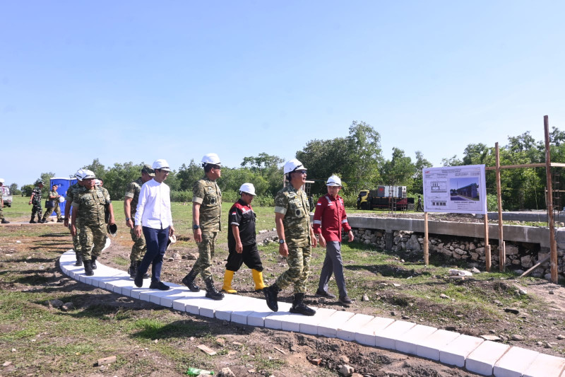 Danlanud Sultan Hasanuddin Dampingi Wakasau Tinjau Pembangunan Infrastruktur Site Radar Takalar