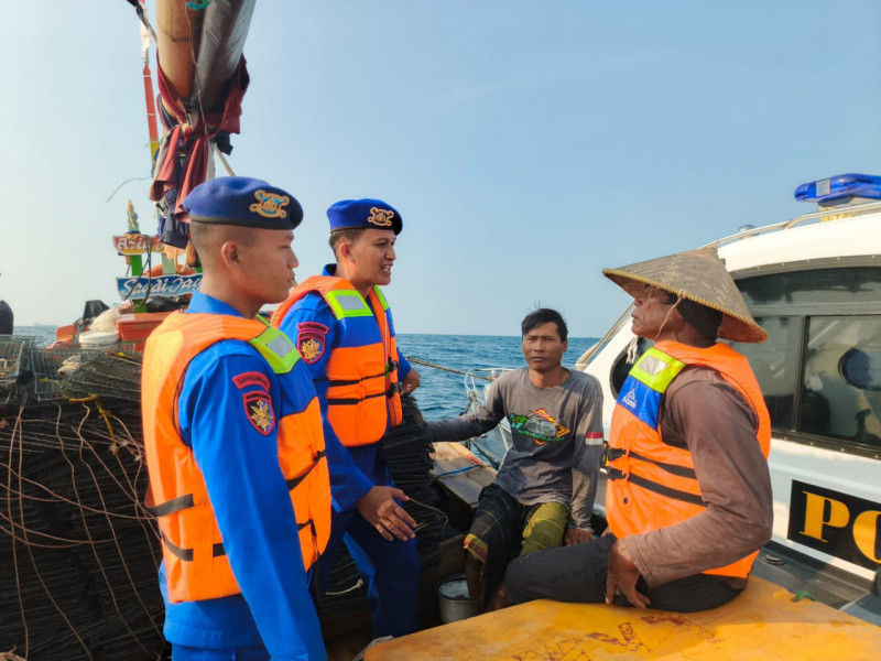 Patroli Dialogis Satpolairud Kepulauan Seribu Ajak Nelayan Waspada Cuaca Buruk dan Manfaatkan Layanan Darurat 110