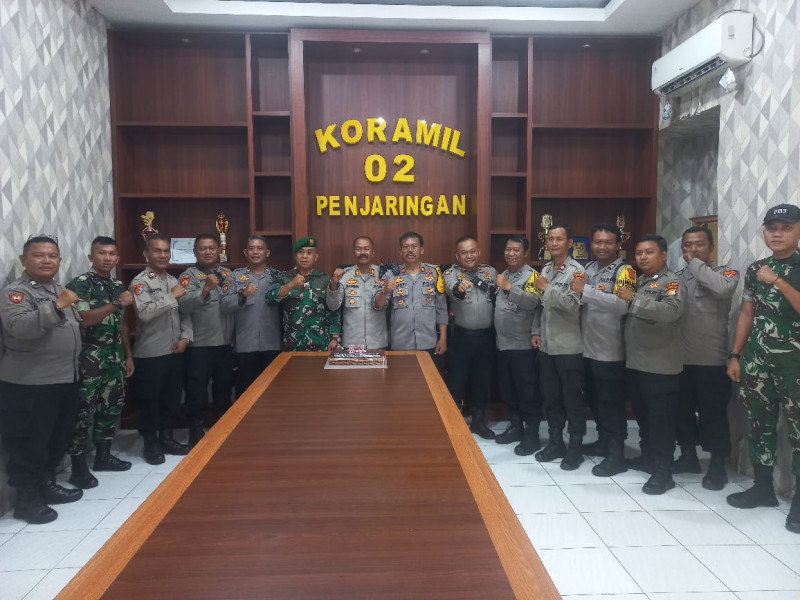 Polsek Pademangan Beri Kejutan Ulang Tahun Ke 80 TNI di Mako Koramil Penjaringan