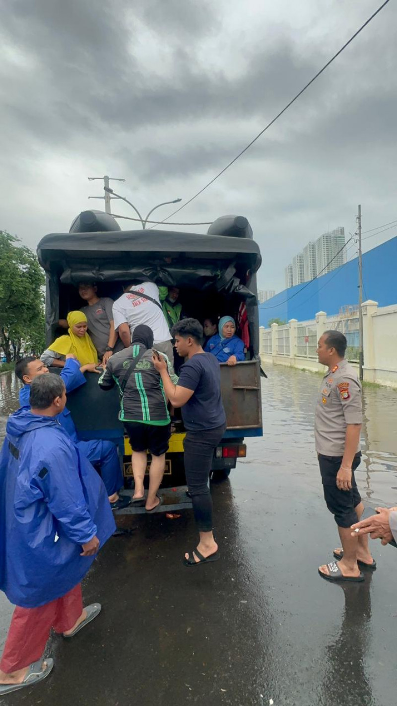 Polsek Penjaringan Bersinergi bersama Polisi Airud dan Warga Bantu Evakuasi Korban Banjir di Penjaringan