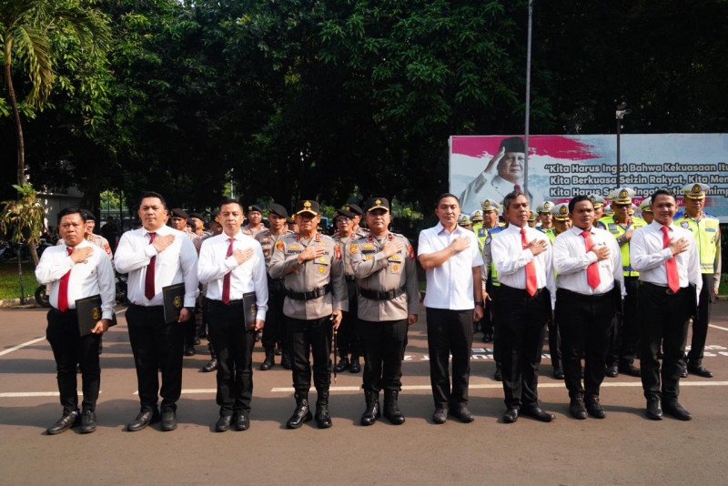 Kapolda Metro Jaya Serahkan Pin Emas Kapolri kepada Personel Ditresnarkoba PMJ Pengungkap Sabu 516 Kg Jaringan Internasional