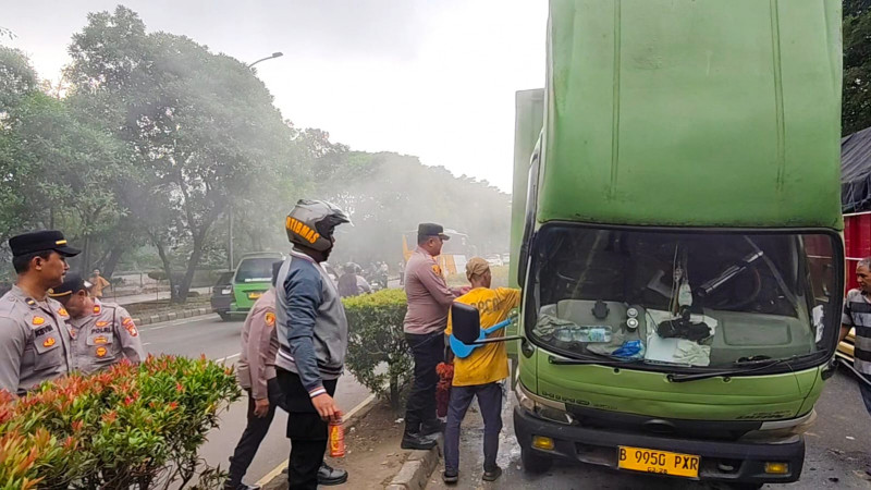 Truk Box Mendadak Terbakar di Dekat Pasar Tanah Tinggi, Personel Polres Metro Tangerang Kota Bergerak Cepat Selamatkan Sopir