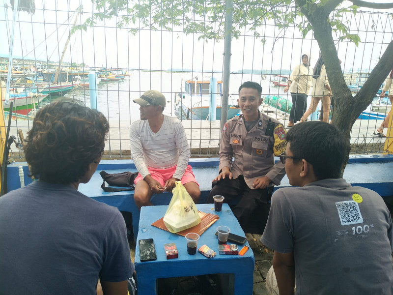 Bhabinkamtibmas Pulau Panggang Sambangi Warga, Sosialisasikan Layanan Polri 110 dan Perkuat Kamtibmas