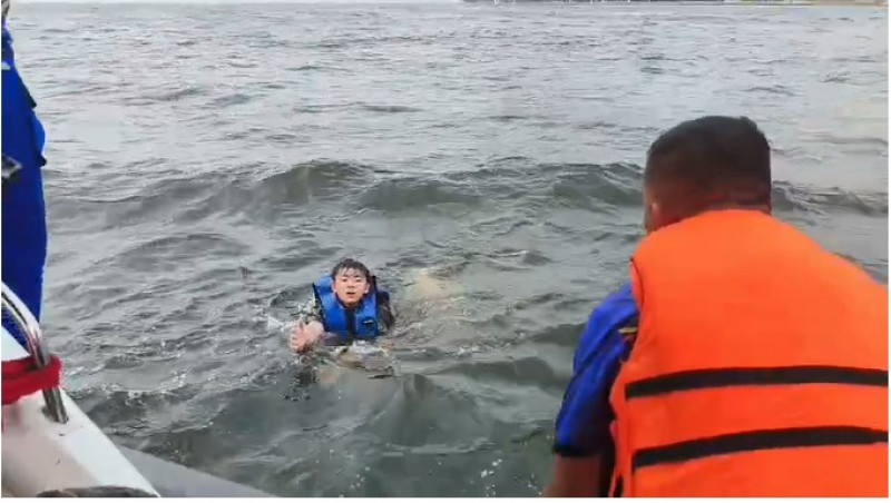 Aksi Heroik Sat Polairud Polres Kepulauan Seribu Selamatkan Pengendara Jetski Terseret Arus di Pantai Mutiara