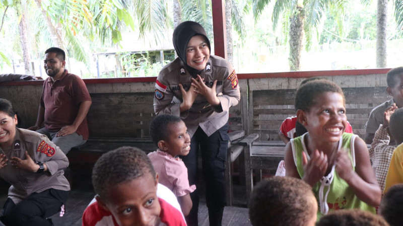 Tawa Anak-Anak Papua Sambut Kehadiran Satgas Damai Cartenz, Hangatkan Panti Asuhan di Keerom