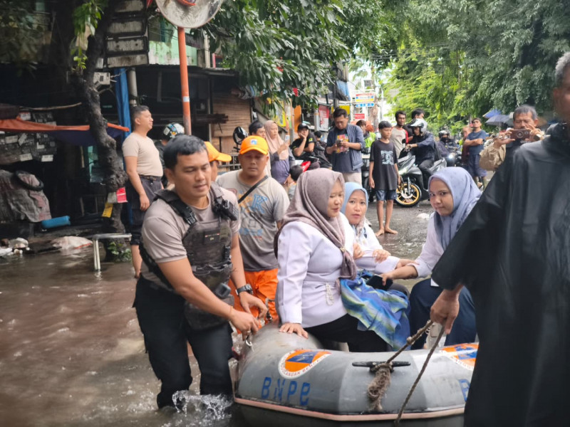 Terjang Banjir Kapolsek Pademangan, Evakuasi Warga Sakit ke RSUD