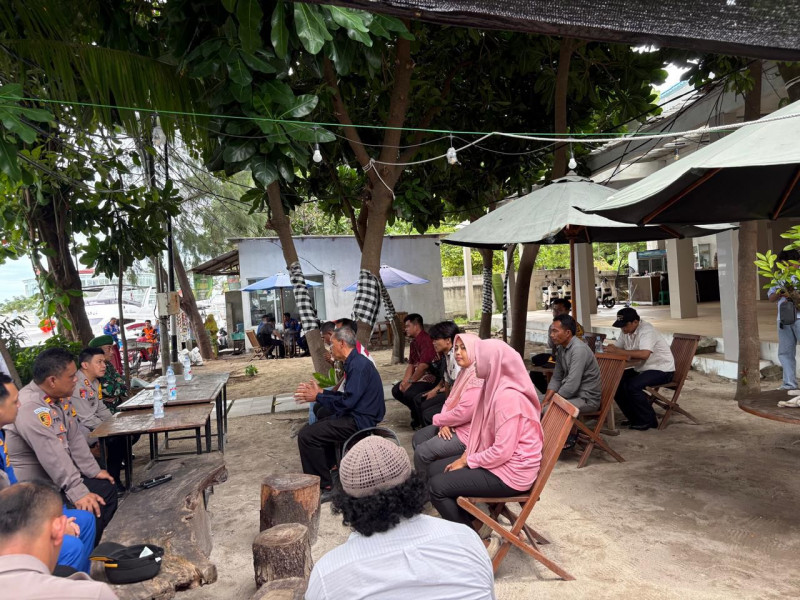 Kapolres Kepulauan Seribu Gelar Jumat Curhat di Pulau Pari, Ajak Warga Jaga Kamtibmas dan Waspada Cuaca Buruk
