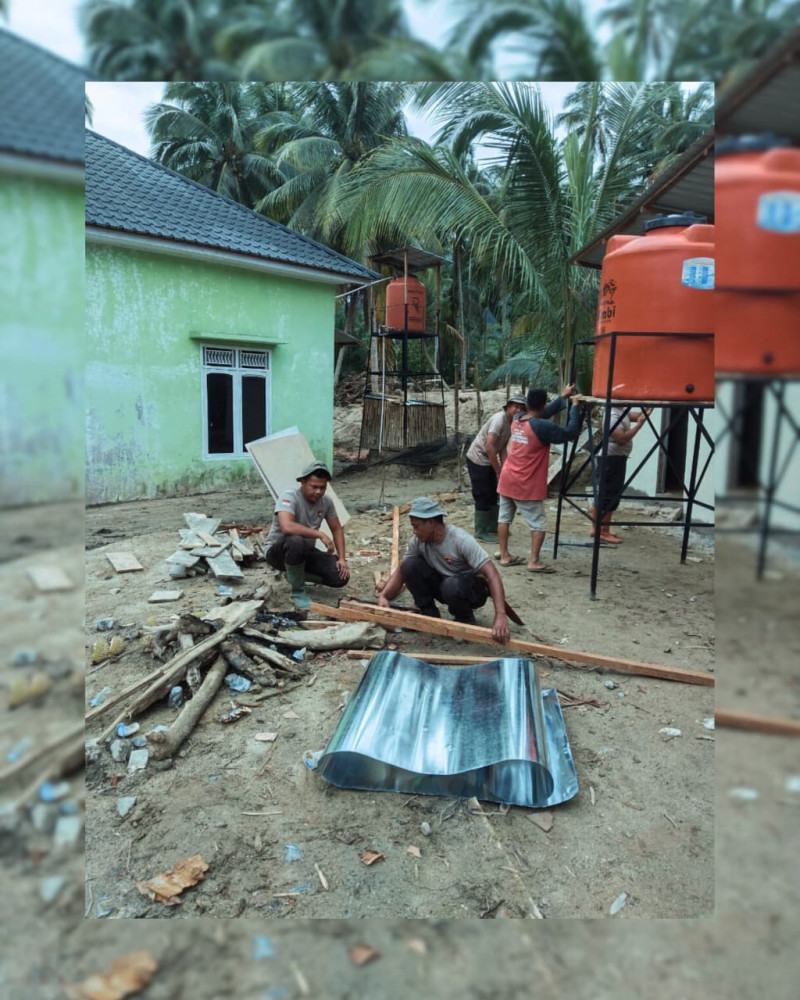 Brimob Hadirkan Sanitasi Layak Bagi Korban Banjir di Desa Tolang Julu