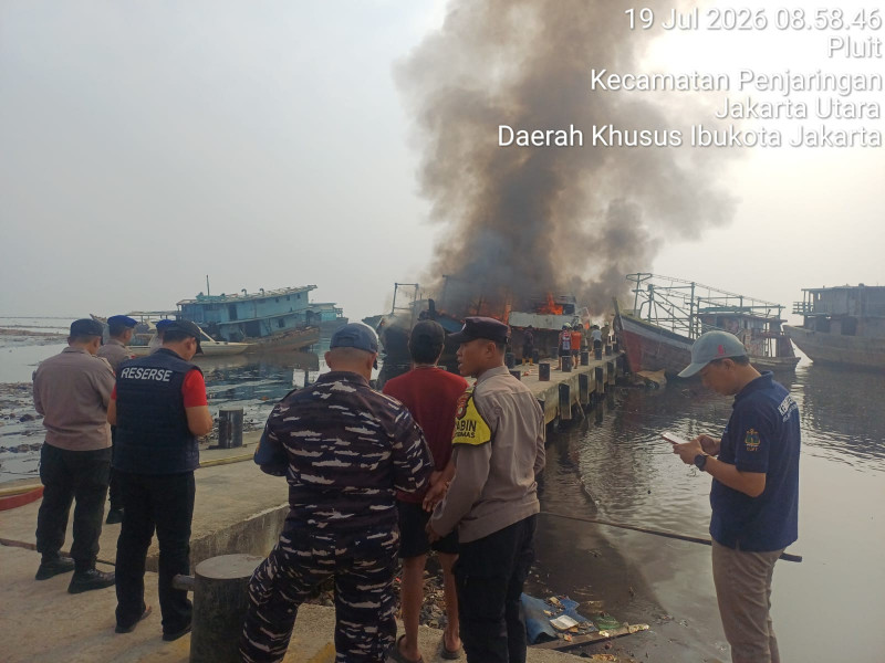 Tiga Kapal Terbakar di Dermaga Kaliadem Muara Angke, Polisi Amankan Lokasi