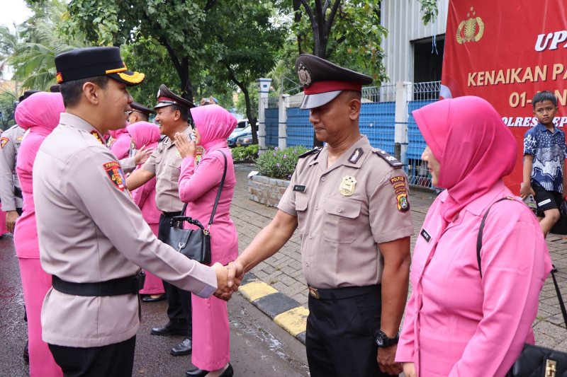 Kapolres Kepulauan Seribu Pimpin Upacara Kenaikan Pangkat 27 Personel