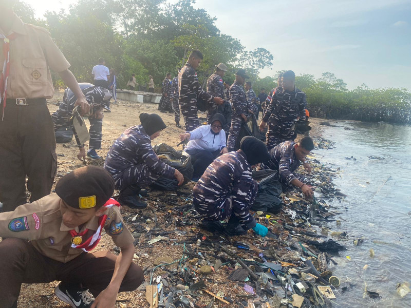 Bersihkan Pantai dan Jaga Pariwisata, Lanal Bintan Beraksi Untuk Negeri